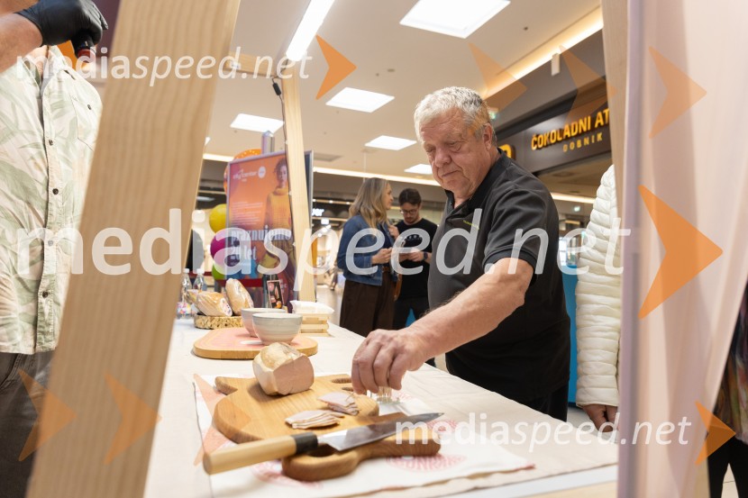 Filip Flisar v Citycentru Celje zarezal v Pohorsko šunko