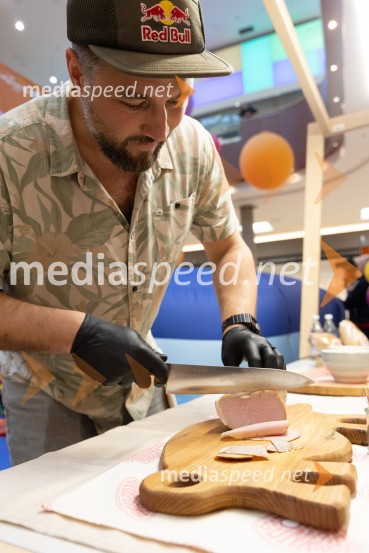 Filip Flisar v Citycentru Celje zarezal v Pohorsko šunko
