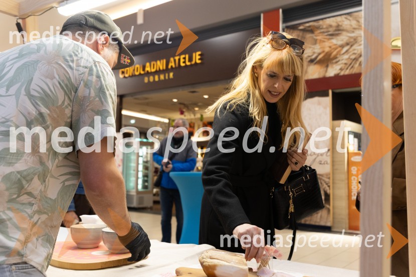 Filip Flisar v Citycentru Celje zarezal v Pohorsko šunko