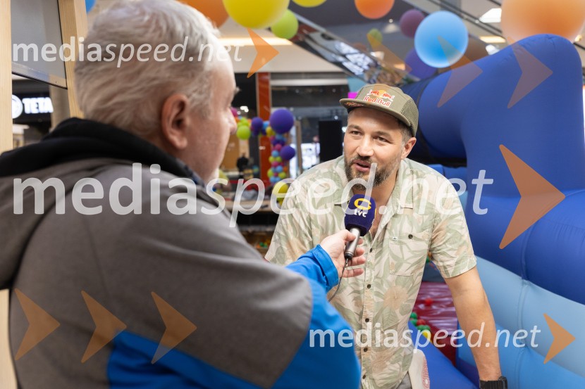 Filip Flisar v Citycentru Celje zarezal v Pohorsko šunko