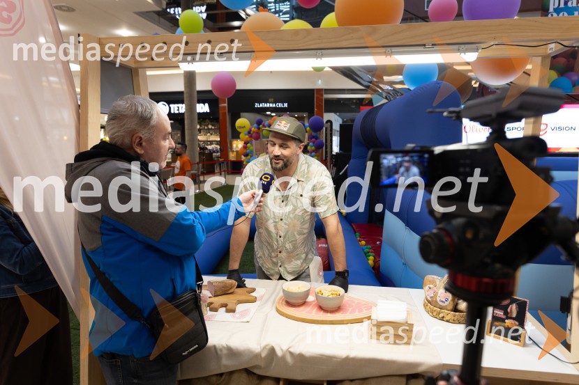 Filip Flisar v Citycentru Celje zarezal v Pohorsko šunko