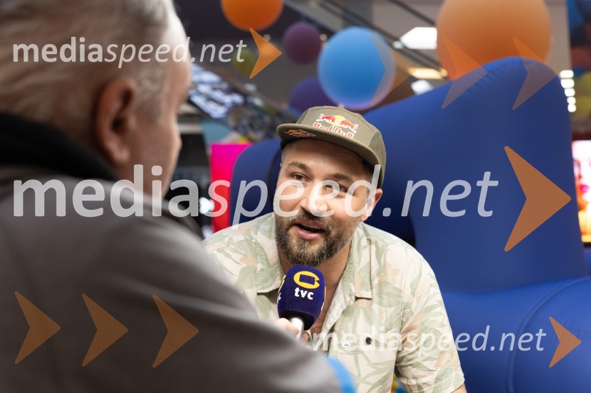 Filip Flisar v Citycentru Celje zarezal v Pohorsko šunko