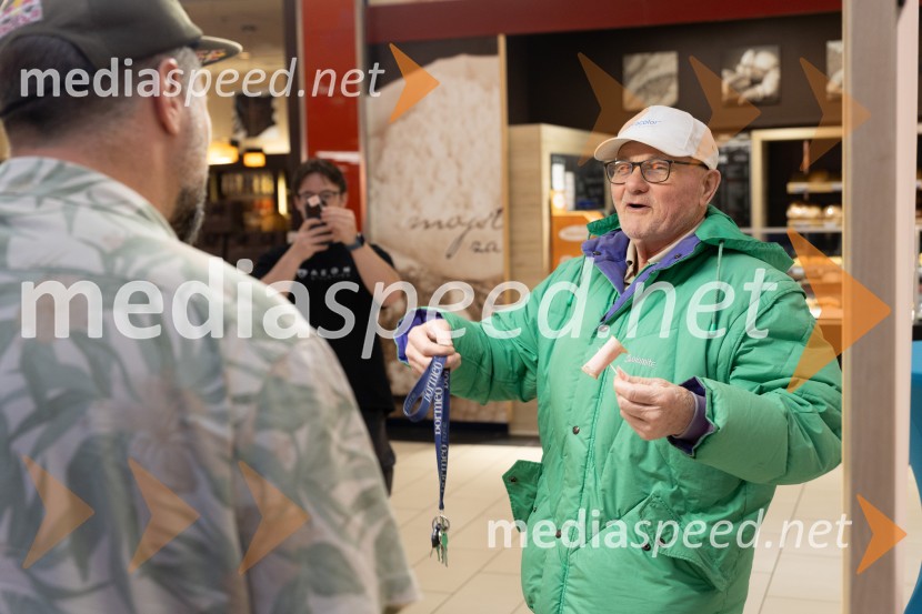 Filip Flisar v Citycentru Celje zarezal v Pohorsko šunko