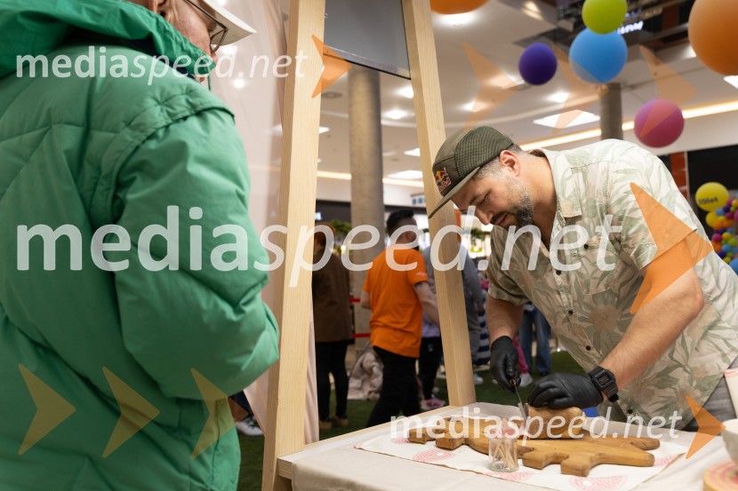 Filip Flisar v Citycentru Celje zarezal v Pohorsko šunko