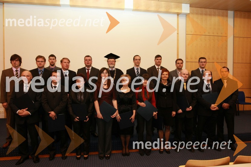 Prof. dr. Ivan Rozman, rektor Univerze v Mariboru ter novi doktorji znanosti Univerze v MariboruUniverza v Mariboru: Promocija doktorjev znanosti, oktober 2009