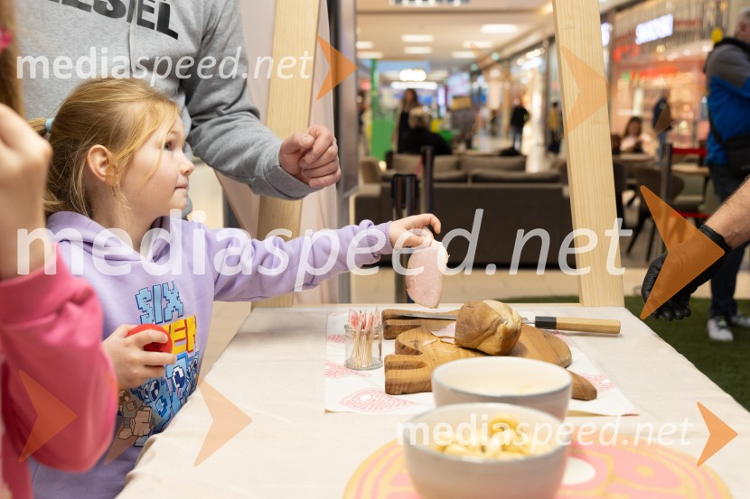 Filip Flisar v Citycentru Celje zarezal v Pohorsko šunko