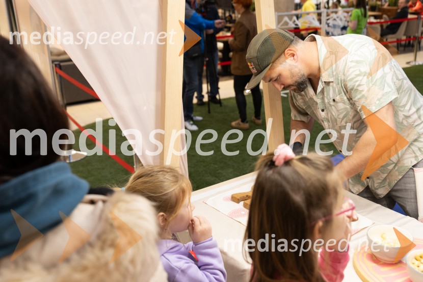 Filip Flisar v Citycentru Celje zarezal v Pohorsko šunko