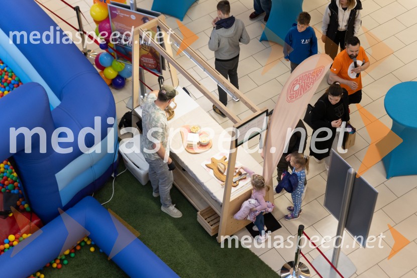 Filip Flisar v Citycentru Celje zarezal v Pohorsko šunko