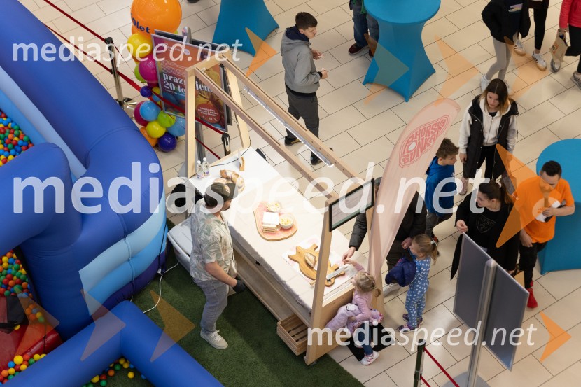 Filip Flisar v Citycentru Celje zarezal v Pohorsko šunko