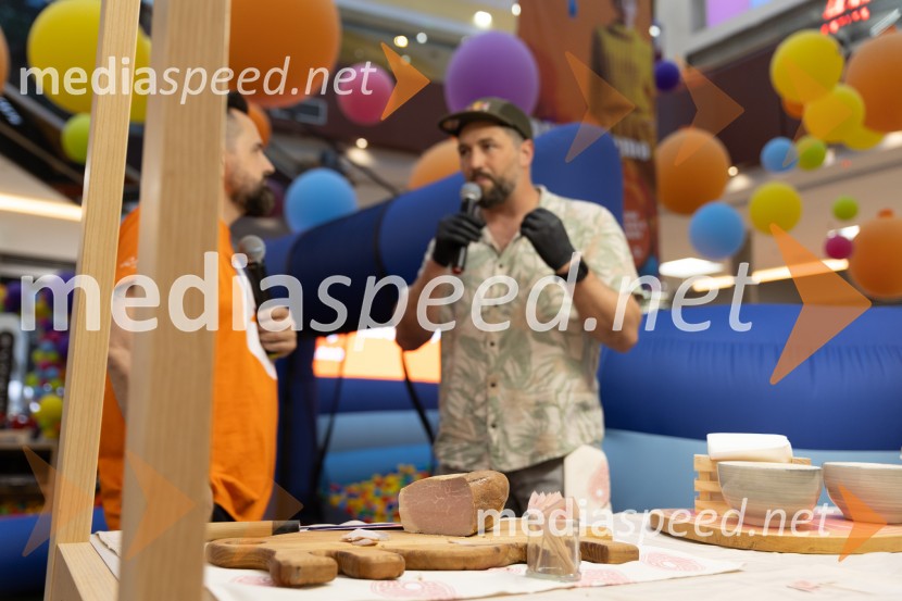 Filip Flisar v Citycentru Celje zarezal v Pohorsko šunko