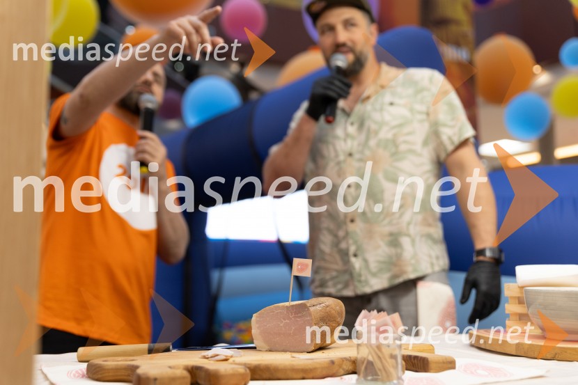 Filip Flisar v Citycentru Celje zarezal v Pohorsko šunko