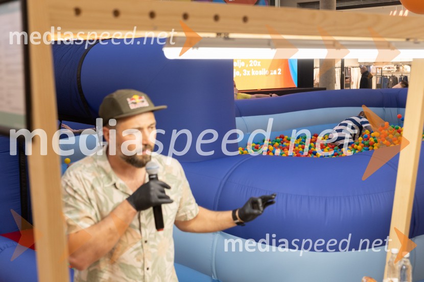 Filip Flisar v Citycentru Celje zarezal v Pohorsko šunko