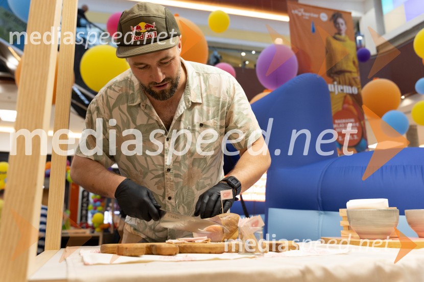 Filip Flisar v Citycentru Celje zarezal v Pohorsko šunko