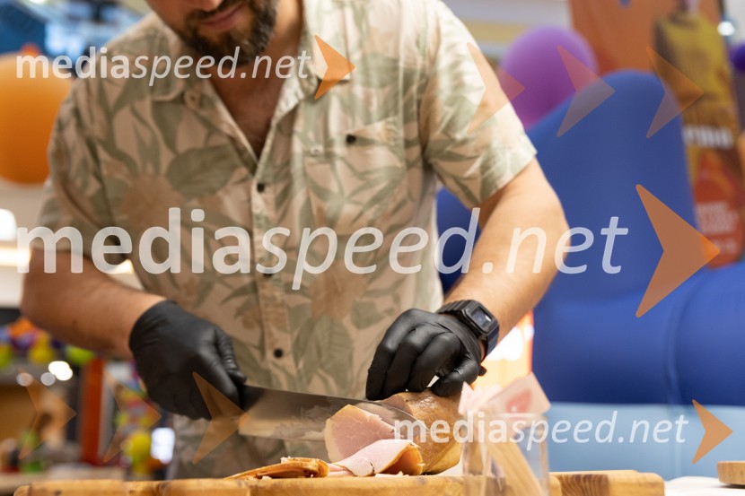 Filip Flisar v Citycentru Celje zarezal v Pohorsko šunko