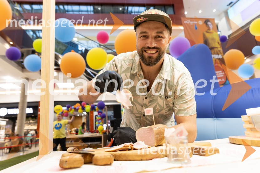 Filip Flisar v Citycentru Celje zarezal v Pohorsko šunko