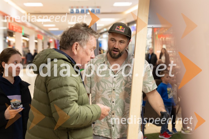 Filip Flisar v Citycentru Celje zarezal v Pohorsko šunko