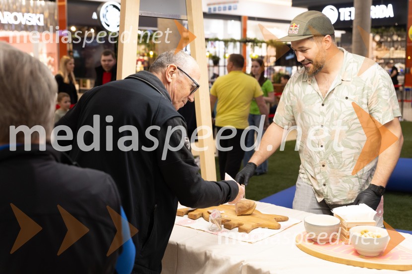 Filip Flisar v Citycentru Celje zarezal v Pohorsko šunko