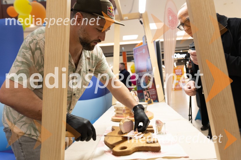 Filip Flisar v Citycentru Celje zarezal v Pohorsko šunko