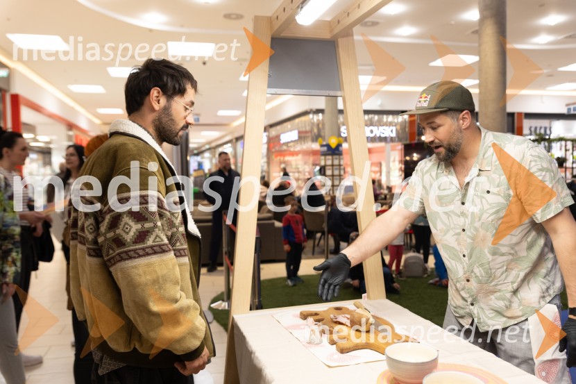 Filip Flisar v Citycentru Celje zarezal v Pohorsko šunko
