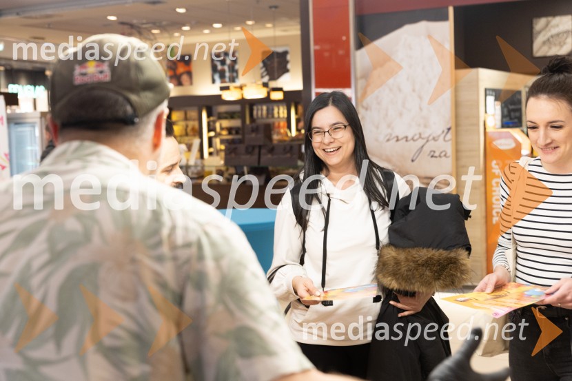 Filip Flisar v Citycentru Celje zarezal v Pohorsko šunko