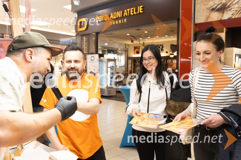 Filip Flisar v Citycentru Celje zarezal v Pohorsko šunko