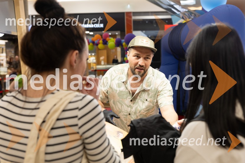 Filip Flisar v Citycentru Celje zarezal v Pohorsko šunko