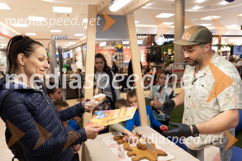 Filip Flisar v Citycentru Celje zarezal v Pohorsko šunko