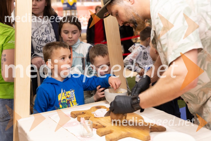 Filip Flisar v Citycentru Celje zarezal v Pohorsko šunko