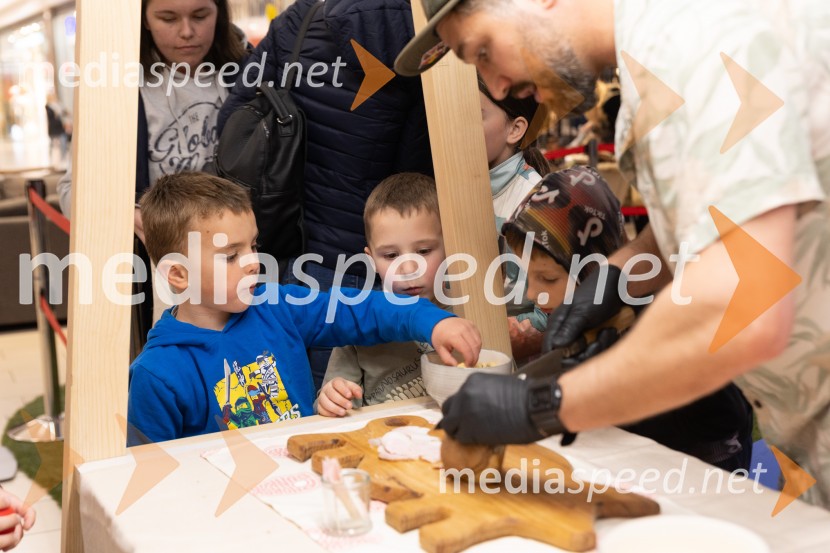 Filip Flisar v Citycentru Celje zarezal v Pohorsko šunko