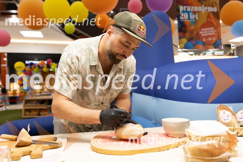 Filip Flisar v Citycentru Celje zarezal v Pohorsko šunko