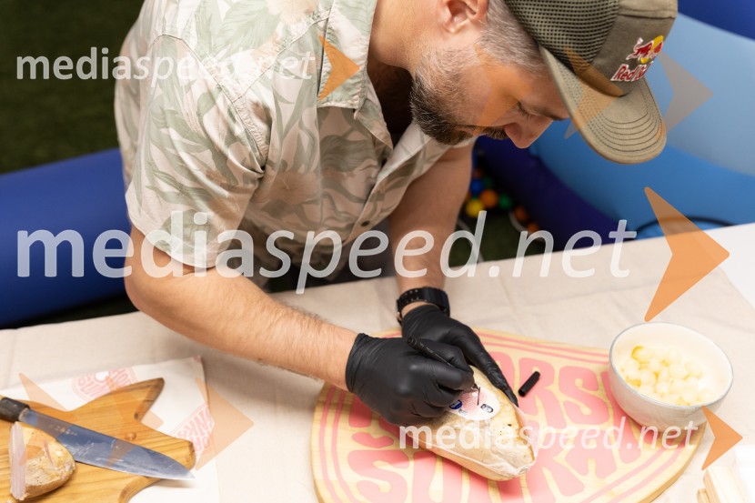 Filip Flisar v Citycentru Celje zarezal v Pohorsko šunko