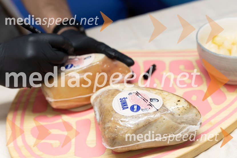 Filip Flisar v Citycentru Celje zarezal v Pohorsko šunko