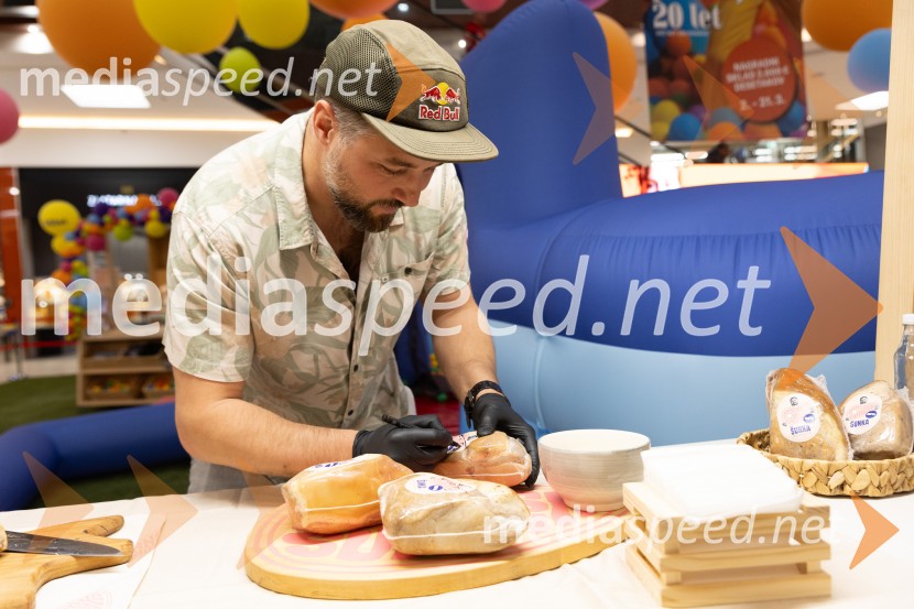 Filip Flisar v Citycentru Celje zarezal v Pohorsko šunko