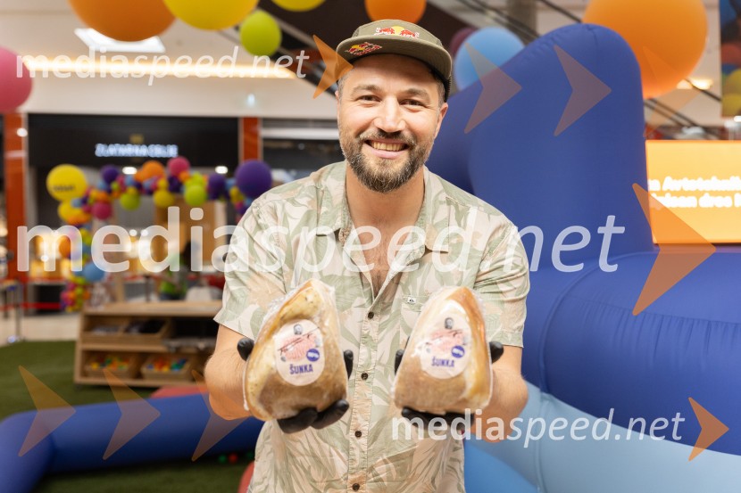Filip Flisar v Citycentru Celje zarezal v Pohorsko šunko