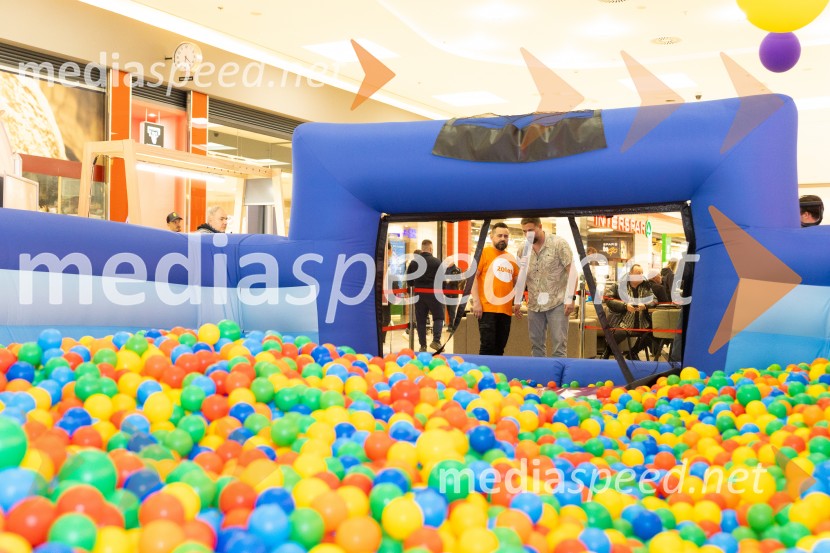 Filip Flisar v Citycentru Celje zarezal v Pohorsko šunko