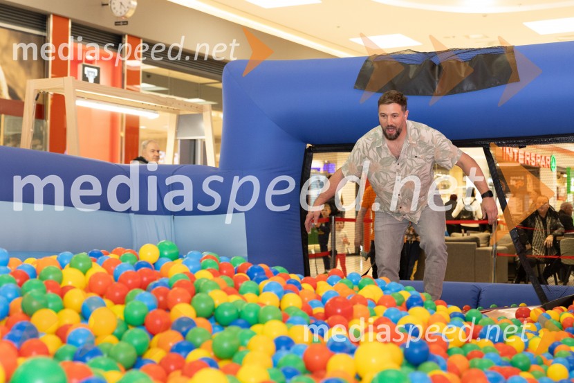 Filip Flisar v Citycentru Celje zarezal v Pohorsko šunko