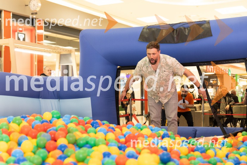 Filip Flisar v Citycentru Celje zarezal v Pohorsko šunko