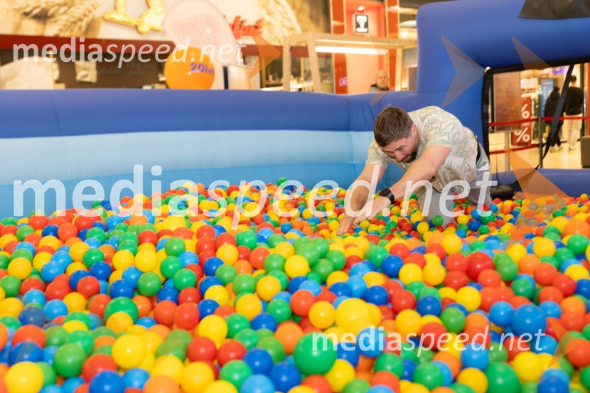 Filip Flisar v Citycentru Celje zarezal v Pohorsko šunko