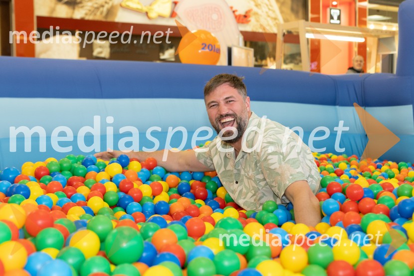Filip Flisar v Citycentru Celje zarezal v Pohorsko šunko