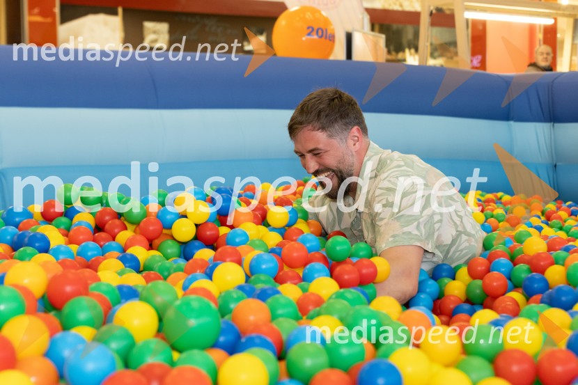 Filip Flisar v Citycentru Celje zarezal v Pohorsko šunko