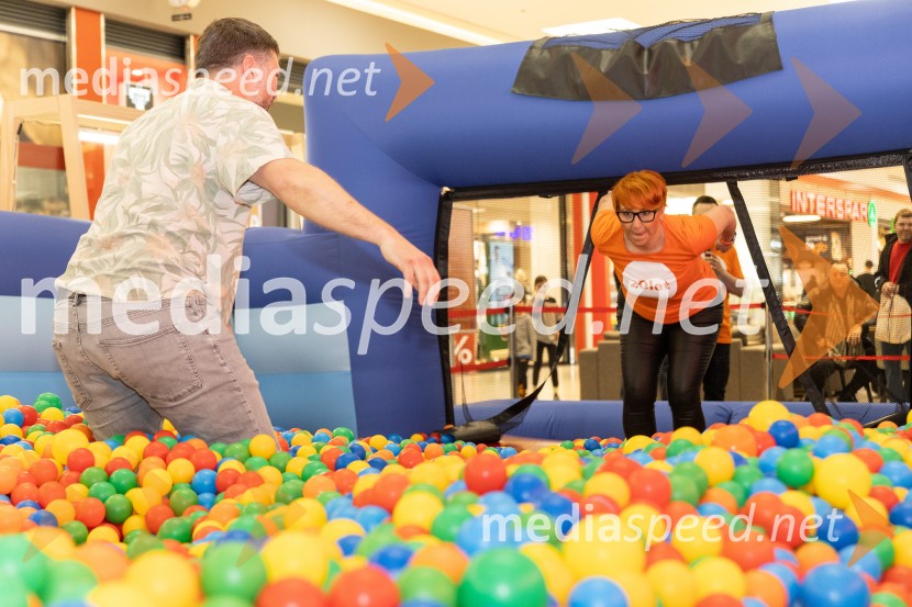 Filip Flisar v Citycentru Celje zarezal v Pohorsko šunko