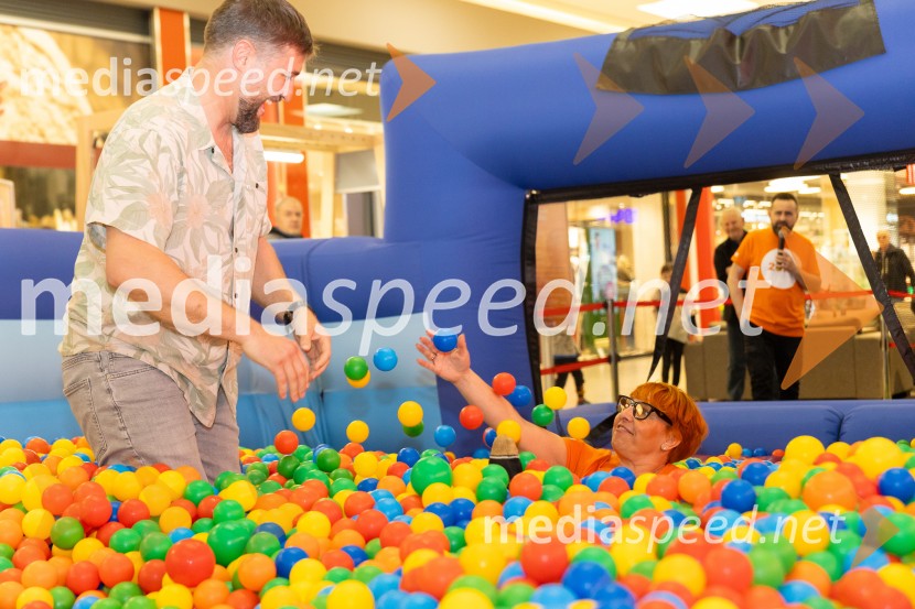 Filip Flisar v Citycentru Celje zarezal v Pohorsko šunko