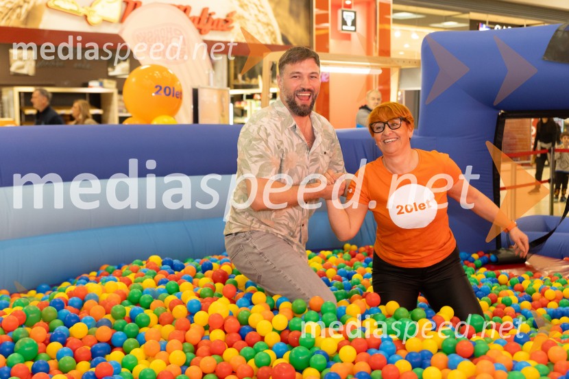 Filip Flisar v Citycentru Celje zarezal v Pohorsko šunko
