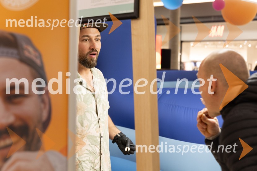 Filip Flisar v Citycentru Celje zarezal v Pohorsko šunko