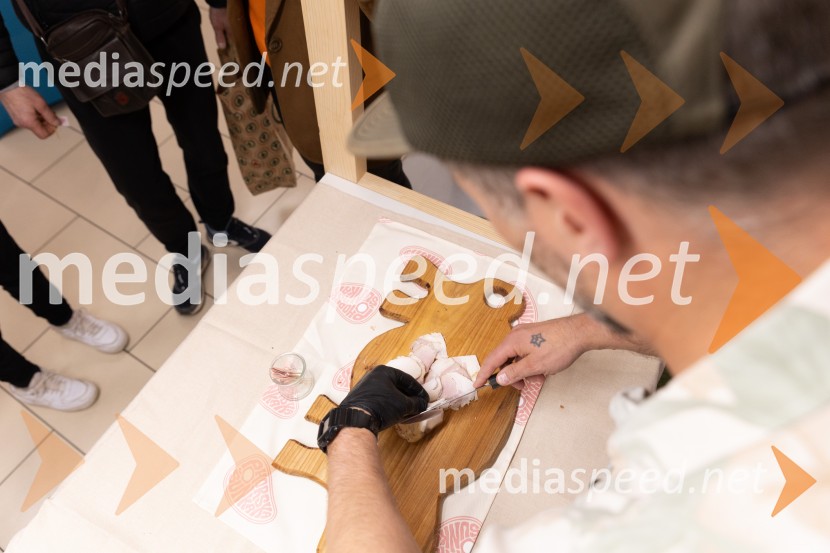 Filip Flisar v Citycentru Celje zarezal v Pohorsko šunko