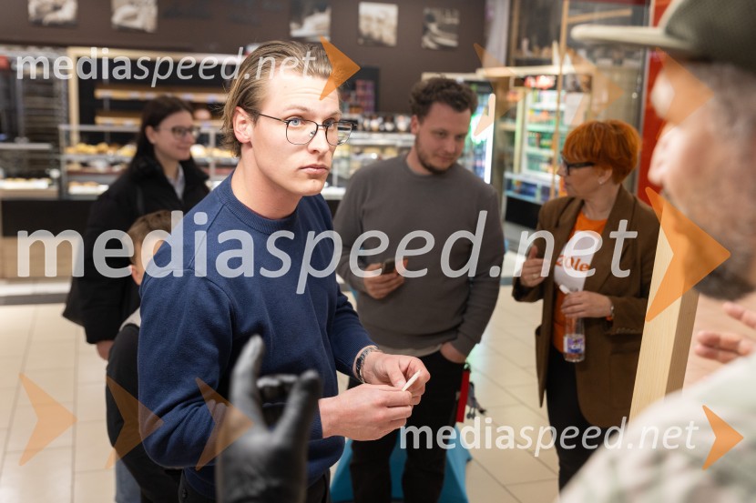 Filip Flisar v Citycentru Celje zarezal v Pohorsko šunko