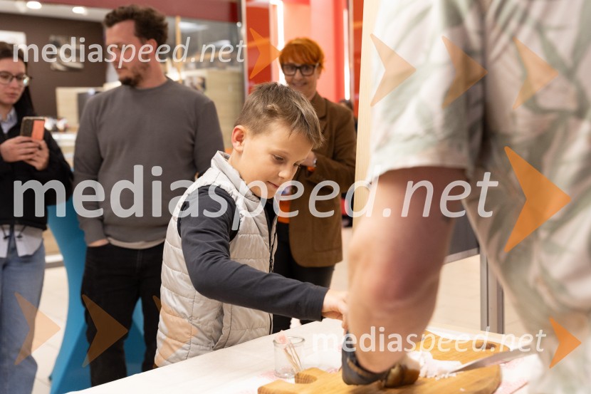 Filip Flisar v Citycentru Celje zarezal v Pohorsko šunko