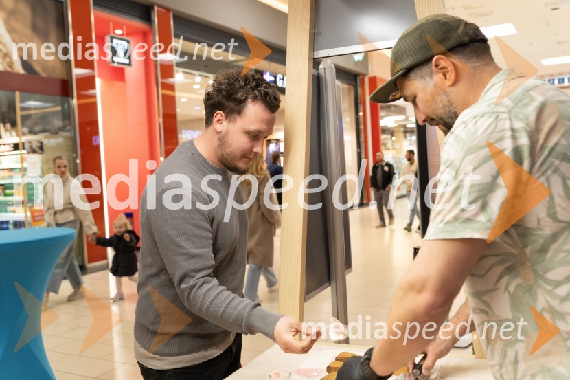 Filip Flisar v Citycentru Celje zarezal v Pohorsko šunko