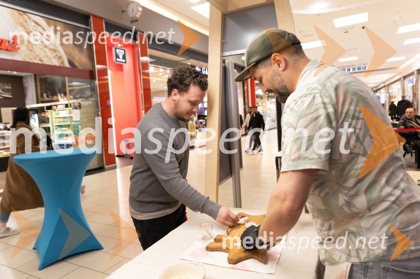 Filip Flisar v Citycentru Celje zarezal v Pohorsko šunko