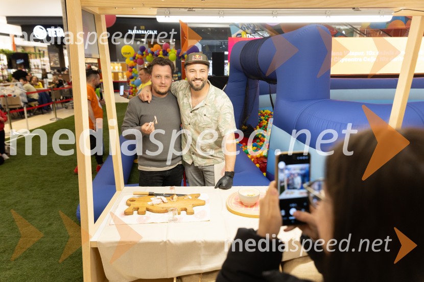 Filip Flisar v Citycentru Celje zarezal v Pohorsko šunko